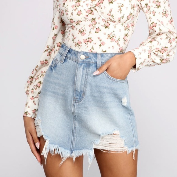 Windsor Elise Frayed Denim Mini Skirt Size Small - Picture 1 of 9